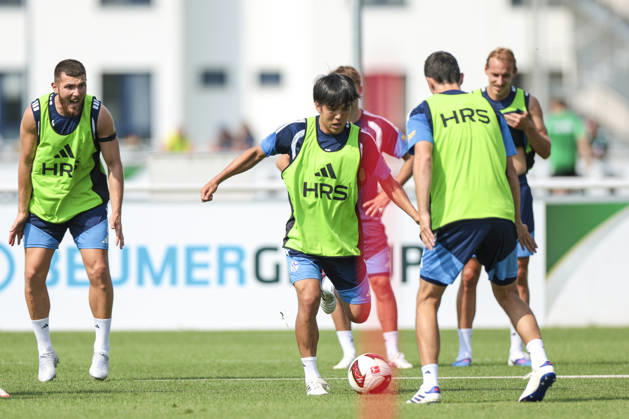 30.07.2026, Fussball, Training des FC Schalke 04. v. l. Hasan Kurucay (FC Schalke 04), Satoshi Tanaka (FC Schalke 04). Gelsenkirchen Trainingsgelände FC Schalke 04 NRW Deutschland xRHR-FOTO YYx Copyright: RHR-FOTOx RHR-FOTO YY