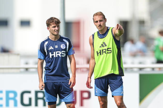 30.07.2026, Fussball, Training des FC Schalke 04. v. l. Vitalie Becker (FC Schalke 04) bekommt von Timo Becker (FC Schalke 04) Anweisungen. Gelsenkirchen Trainingsgelände FC Schalke 04 NRW Deutschland xRHR-FOTO YYx Copyright: RHR-FOTOx RHR-FOTO YY