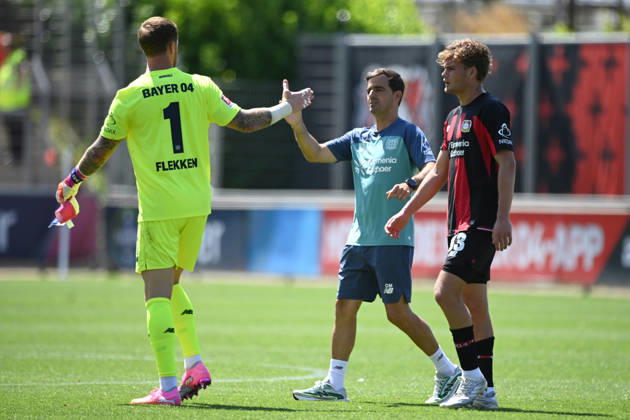 Schlussjubel, Jubel, jubeln, Freude, cheers, Torwart Mark FLEKKEN (LEV) Trainer Carles MARTINEZ (LEV) , Ben HAWIGHORST (LEV) , v.l. Fussball 1. Bundesliga, Testspiel, testmatch, friendly match, Freundschaftsspiel, Bayer Leverkusen (LEV) - Rot Weiss Essen 3-0, am 01.08.2026 in Leverkusen Deutschland. DFL regulations prohibit any use of photographs as image sequences and or quasi-video Â