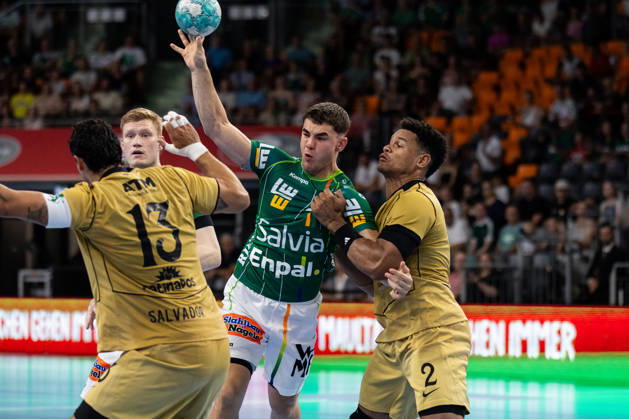 Sport Bilder des Tages Elias NEWEL (FRISCH AUF! Goeppingen, 40) im Zweikampf gegen Edy SILVA (Sporting Lissabon, 02) GER, FRISCH AUF! Goeppingen vs. Sporting Lissabon, Handball, Testspiel Vorbereitung, Spielzeit 2026 2027, 02.08.2026, GER, FRISCH AUF! Goeppingen vs. Sporting Lissabon, Handball, Testspiel Vorbereitung, Spielzeit 2026 2027, 02.08.2026, Neu-Ulm Copyright: xEibnerxPressefoto OliverxSchmidtx EP_OST