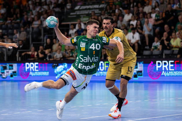 Elias NEWEL (FRISCH AUF! Goeppingen, 40) im Zweikampf gegen Salvador SALVADOR (Sporting Lissabon, 13) GER, FRISCH AUF! Goeppingen vs. Sporting Lissabon, Handball, Testspiel Vorbereitung, Spielzeit 2026 2027, 02.08.2026, GER, FRISCH AUF! Goeppingen vs. Sporting Lissabon, Handball, Testspiel Vorbereitung, Spielzeit 2026 2027, 02.08.2026, Neu-Ulm Copyright: xEibnerxPressefoto OliverxSchmidtx EP_OST