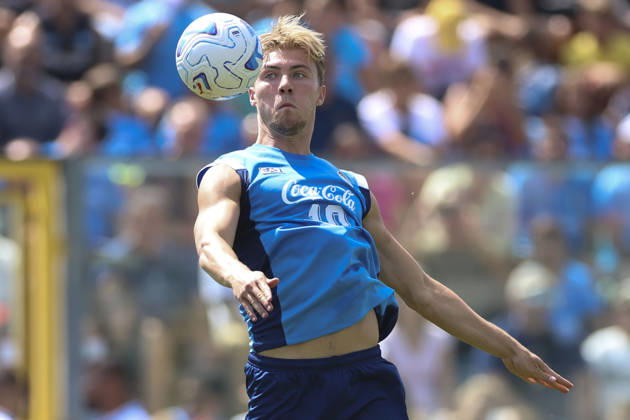 SSC Napoli Training Session Rasmus Hojlund of Napoli participates in a training session during the preseason camp of SSC Napoli at Stadio Patini in Castel di Sangro, Italy, on August 2, 2025. Castel di Sangro Italy Copyright: xCiroxDexLucax originalFilename:deluca-sscnapol260802_npdnv