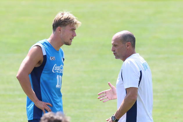 SSC Napoli Training Session Massimiliano Allegri, coach of Napoli, and Rasmus Hojlund of Napoli during a training session on Day of the preseason camp of SSC Napoli at stadio Patini in Castel di Sangro, Italy, on August 2, 2025. Castel di Sangro Italy Copyright: xCiroxDexLucax originalFilename:deluca-sscnapol260802_npiCF