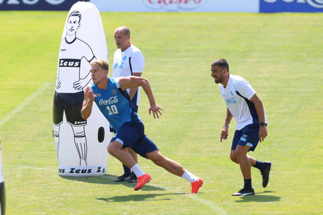 SSC Napoli Training Session Massimiliano Allegri, coach of Napoli, and Rasmus Hojlund of Napoli during a training session on Day of the preseason camp of SSC Napoli at stadio Patini in Castel di Sangro, Italy, on August 2, 2025. Castel di Sangro Italy Copyright: xCiroxDexLucax originalFilename:deluca-sscnapol260802_npXel