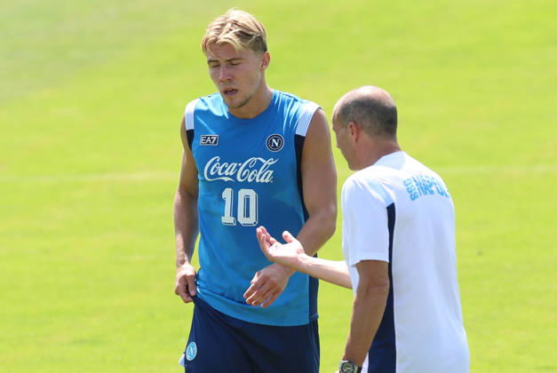 SSC Napoli Training Session Massimiliano Allegri, coach of Napoli, and Rasmus Hojlund of Napoli during a training session on Day of the preseason camp of SSC Napoli at stadio Patini in Castel di Sangro, Italy, on August 2, 2025. Castel di Sangro Italy Copyright: xCiroxDexLucax originalFilename:deluca-sscnapol260802_npYX6