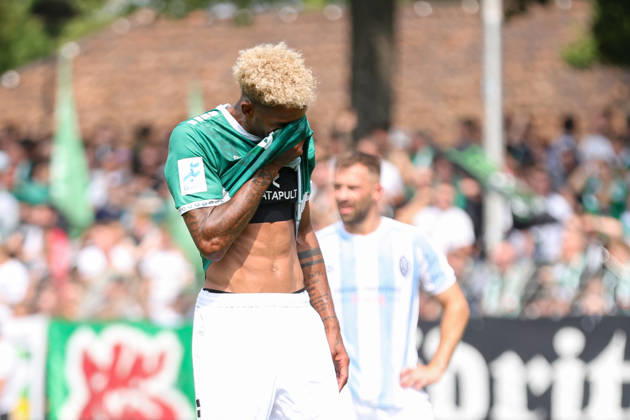 01.08.2026, Herren, Fussball, Saison 2026 2027, Regionalliga Bayern, 2. Spieltag: 1. FC Schweinfurt 1905 - TSV 1860 München Mike Dellinger (FC Schweinfurt 05, 10) mit Händen vor dem Kopf Schweinfurt Riedel-Bau-Arena im Sachs-Stadio Bayern Unterfranken Deutschland