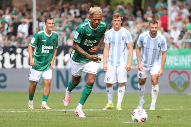 01.08.2026, Herren, Fussball, Saison 2026 2027, Regionalliga Bayern, 2. Spieltag: 1. FC Schweinfurt 1905 - TSV 1860 München Mike Dellinger (FC Schweinfurt 05, 10) beim Elfmeter Schweinfurt Riedel-Bau-Arena im Sachs-Stadio Bayern Unterfranken Deutschland