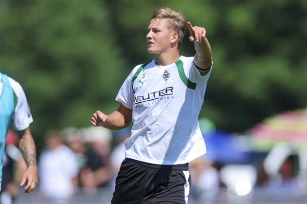 Jan Leszczynski (Borussia Moenchengladbach) gestikuliert waehrend des Trainingslagers von Borussia Moenchengladbach, Stadion Birkenmoos am 04. August 2026 in Rottach-Egern, Deutschland. (Foto von Marco Steinbrenner DeFodi Images) +++ Jan Leszczynski (Borussia Moenchengladbach) gestures during the Borussia Moenchengladbach Training camp at Stadion Birkenmoos on August 4, 2026 in Rottach-Egern, Germany. (Photo by Marco Steinbrenner DeFodi Images) (Photo by Marco Steinbrenner DeFodi Images) -