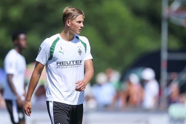 Jan Leszczynski (Borussia Moenchengladbach) schaut waehrend des Trainingslagers von Borussia Moenchengladbach, Stadion Birkenmoos am 04. August 2026 in Rottach-Egern, Deutschland. (Foto von Marco Steinbrenner DeFodi Images) +++ Jan Leszczynski (Borussia Moenchengladbach) looks on during the Borussia Moenchengladbach Training camp at Stadion Birkenmoos on August 4, 2026 in Rottach-Egern, Germany. (Photo by Marco Steinbrenner DeFodi Images) (Photo by Marco Steinbrenner DeFodi Images) -