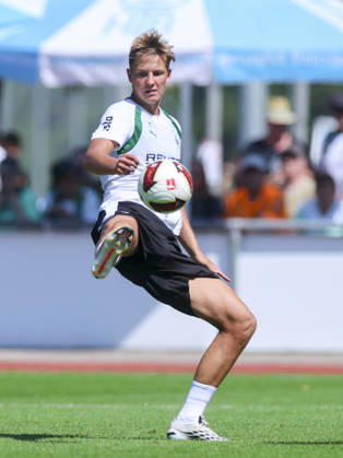 Jan Leszczynski (Borussia Moenchengladbach) kontrolliert den Ball waehrend des Trainingslagers von Borussia Moenchengladbach, Stadion Birkenmoos am 04. August 2026 in Rottach-Egern, Deutschland. (Foto von Marco Steinbrenner DeFodi Images) +++ Jan Leszczynski (Borussia Moenchengladbach) controls the ball during the Borussia Moenchengladbach Training camp at Stadion Birkenmoos on August 4, 2026 in Rottach-Egern, Germany. (Photo by Marco Steinbrenner DeFodi Images) (Photo by Marco Steinbrenner DeFodi Images) -