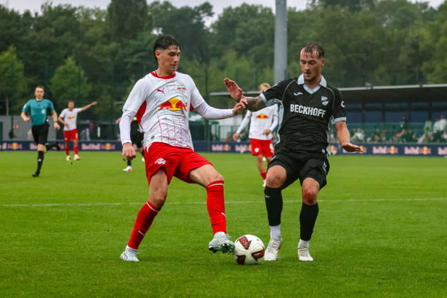 Andrija Maksimovic (RB Leipzig, 30) Zweikampf, Duell, Kampf Yari Otto (SC Verl, 17), RB Leipzig vs SC Verl, Fussball, Testspiel, Saison 2026 27, 01.08..2026,¨ RB Leipzig vs SC Verl, Fussball, Testspiel, Saison 2026 27, 01.08.2026 Leipzig Copyright: xEibner-Pressefoto LauraxRoemerx EP_LRR