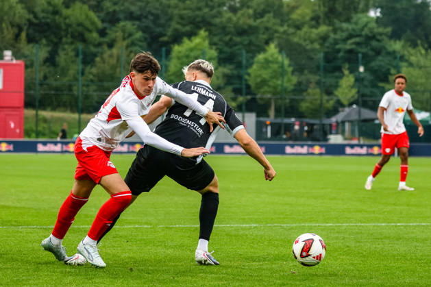 Andrija Maksimovic (RB Leipzig, 30) Zweikampf, Duell, Kampf Paul Lehmann (SC Verl, 14), RB Leipzig vs SC Verl, Fussball, Testspiel, Saison 2026 27, 01.08..2026,¨ RB Leipzig vs SC Verl, Fussball, Testspiel, Saison 2026 27, 01.08.2026 Leipzig Copyright: xEibner-Pressefoto LauraxRoemerx EP_LRR