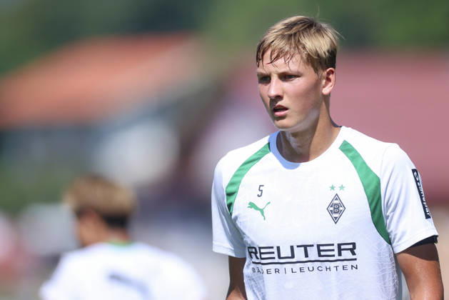 Jan Leszczynski (Borussia Moenchengladbach) schaut waehrend des Trainingslagers von Borussia Moenchengladbach, Stadion Birkenmoos am 04. August 2026 in Rottach-Egern, Deutschland. (Foto von Marco Steinbrenner DeFodi Images) +++ Jan Leszczynski (Borussia Moenchengladbach) looks on during the Borussia Moenchengladbach Training camp at Stadion Birkenmoos on August 4, 2026 in Rottach-Egern, Germany. (Photo by Marco Steinbrenner DeFodi Images) (Photo by Marco Steinbrenner DeFodi Images) -