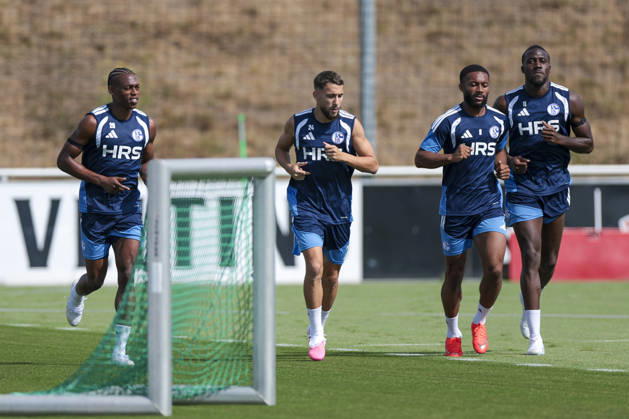 04.08.2026, Fussball, Training des FC Schalke 04. v. l. Junior Adamu (FC Schalke 04), Adil Aouchiche (FC Schalke 04), Moussa Sylla (FC Schalke 04), Bryan Lasme (FC Schalke 04) laufen. Gelsenkirchen Trainingsgelände FC Schalke 04 NRW Deutschland xRHR-FOTO YYx Copyright: RHR-FOTOx RHR-FOTO YY