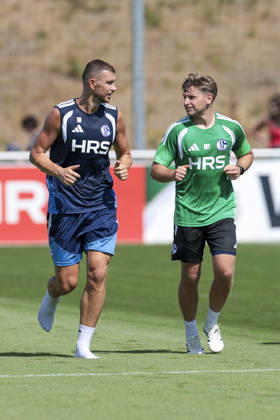 04.08.2026, Fussball, Training des FC Schalke 04. v. l. Edin Dzeko (FC Schalke 04), Reha-Trainer Marc Thum (FC Schalke 04). Gelsenkirchen Trainingsgelände FC Schalke 04 NRW Deutschland xRHR-FOTO YYx Copyright: RHR-FOTOx RHR-FOTO YY