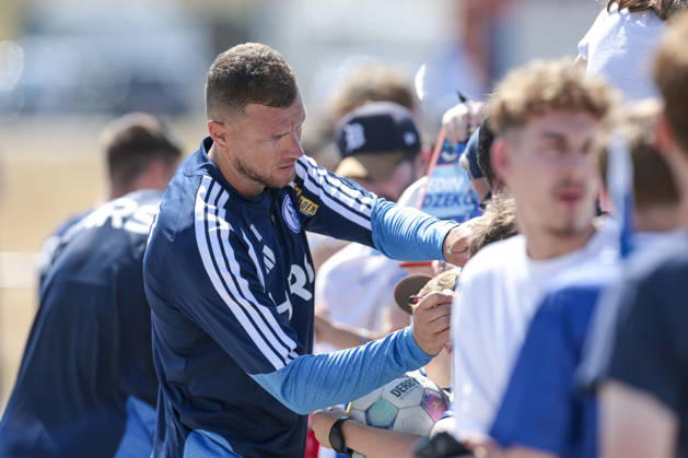 04.08.2026, Fussball, Training des FC Schalke 04. Edin Dzeko (FC Schalke 04) gibt den Fans Autogramme. Gelsenkirchen Trainingsgelände FC Schalke 04 NRW Deutschland xRHR-FOTO YYx Copyright: RHR-FOTOx RHR-FOTO YY