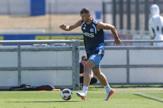 04.08.2026, Fussball, Training des FC Schalke 04. Edin Dzeko (FC Schalke 04) trainiert individuell mit dem Ball. Gelsenkirchen Trainingsgelände FC Schalke 04 NRW Deutschland xRHR-FOTO YYx Copyright: RHR-FOTOx RHR-FOTO YY