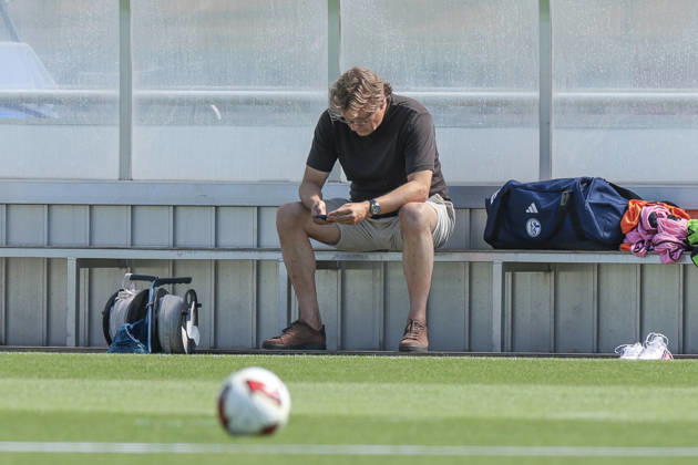 04.08.2026, Fussball, Training des FC Schalke 04. Direktor Profifussball Youri Mulder (FC Schalke 04) schaut auf sein Smartphone. Gelsenkirchen Trainingsgelände FC Schalke 04 NRW Deutschland xRHR-FOTO YYx Copyright: RHR-FOTOx RHR-FOTO YY