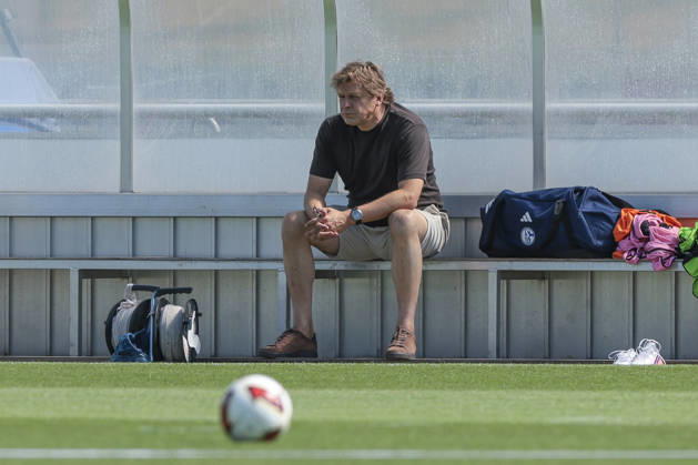 04.08.2026, Fussball, Training des FC Schalke 04. Direktor Profifussball Youri Mulder (FC Schalke 04). Gelsenkirchen Trainingsgelände FC Schalke 04 NRW Deutschland xRHR-FOTO YYx Copyright: RHR-FOTOx RHR-FOTO YY