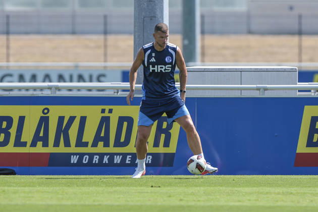 04.08.2026, Fussball, Training des FC Schalke 04. Edin Dzeko (FC Schalke 04) trainiert individuell. Gelsenkirchen Trainingsgelände FC Schalke 04 NRW Deutschland xRHR-FOTO YYx Copyright: RHR-FOTOx RHR-FOTO YY