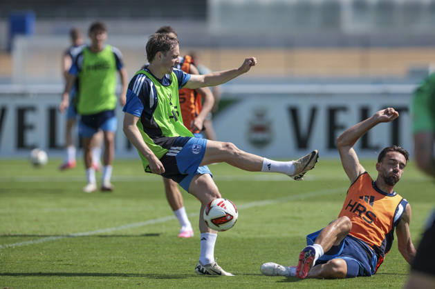 04.08.2026, Fussball, Training des FC Schalke 04. v. l. Finn Porath (FC Schalke 04), Kenan Karaman (FC Schalke 04) im Duell. Gelsenkirchen Trainingsgelände FC Schalke 04 NRW Deutschland xRHR-FOTO YYx Copyright: RHR-FOTOx RHR-FOTO YY