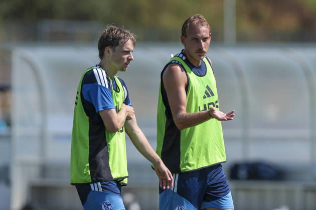 04.08.2026, Fussball, Training des FC Schalke 04. v. l. Finn Porath (FC Schalke 04) spricht mit Timo Becker (FC Schalke 04). Gelsenkirchen Trainingsgelände FC Schalke 04 NRW Deutschland xRHR-FOTO YYx Copyright: RHR-FOTOx RHR-FOTO YY