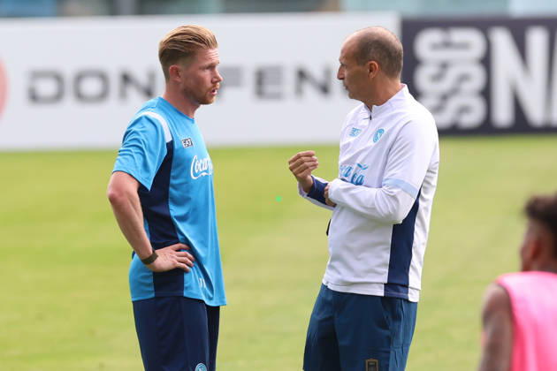 SSC Napoli Training Session Kevin De Bruyne of Napoli and coach Massimiliano Allegri during a training session on Day of the preseason camp of SSC Napoli at stadio Patini in Castel di Sangro, Italy, on August 7, 2025. Castel di Sangro Abruzzo Italy Copyright: xCiroxDexLucax originalFilename:deluca-sscnapol260807_npTGA