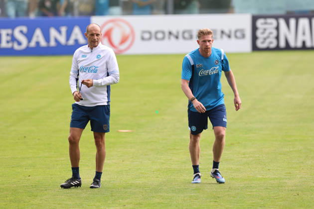 SSC Napoli Training Session Kevin De Bruyne of Napoli and coach Massimiliano Allegri during a training session on Day of the preseason camp of SSC Napoli at stadio Patini in Castel di Sangro, Italy, on August 7, 2025. Castel di Sangro Abruzzo Italy Copyright: xCiroxDexLucax originalFilename:deluca-sscnapol260807_np5GA