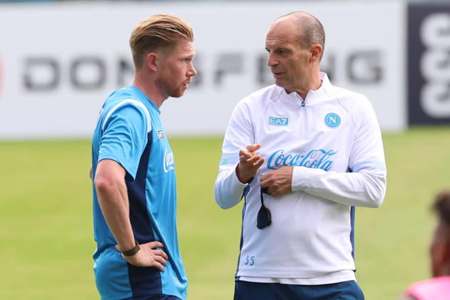 SSC Napoli Training Session Kevin De Bruyne of Napoli and coach Massimiliano Allegri during a training session on Day of the preseason camp of SSC Napoli at stadio Patini in Castel di Sangro, Italy, on August 7, 2025. Castel di Sangro Abruzzo Italy Copyright: xCiroxDexLucax originalFilename:deluca-sscnapol260807_npfww