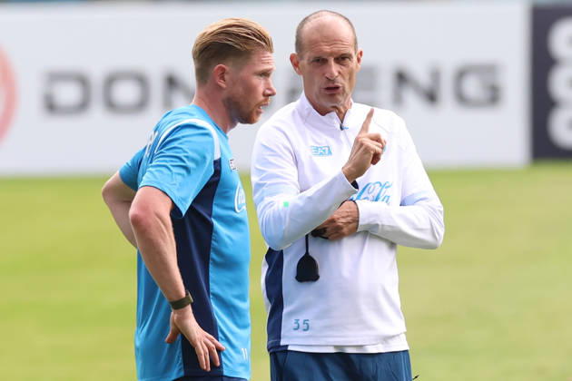 SSC Napoli Training Session Kevin De Bruyne of Napoli and coach Massimiliano Allegri during a training session on Day of the preseason camp of SSC Napoli at stadio Patini in Castel di Sangro, Italy, on August 7, 2025. Castel di Sangro Abruzzo Italy Copyright: xCiroxDexLucax originalFilename:deluca-sscnapol260807_npFtG