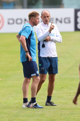 SSC Napoli Training Session Kevin De Bruyne of Napoli and coach Massimiliano Allegri during a training session on Day of the preseason camp of SSC Napoli at stadio Patini in Castel di Sangro, Italy, on August 7, 2025. Castel di Sangro Abruzzo Italy Copyright: xCiroxDexLucax originalFilename:deluca-sscnapol260807_npmIa