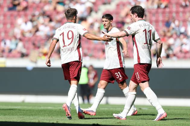 Torjubel von Robin Fellhauer 19 (FC Augsburg), Michael Gregoritsch 11 (FC Augsburg) zum 1:2, FC Augsburg vs. US Sassuolo Calcio, Fussball, 1. Bundesliga, Testspiel, Saison 2026 27, 08.08.2026 Augsburg Bayern Deutschland