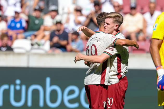 Torjubel von Robin Fellhauer 19 (FC Augsburg), Anton Kade 30 (FC Augsburg) zum Ausgleich 2:2, FC Augsburg vs. US Sassuolo Calcio, Fussball, 1. Bundesliga, Testspiel, Saison 2026 27, 08.08.2026 Augsburg Bayern Deutschland