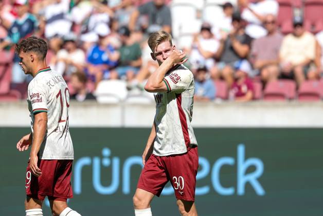Torjubel von Robin Fellhauer 19 (FC Augsburg), Anton Kade 30 (FC Augsburg) zum Ausgleich 2:2, FC Augsburg vs. US Sassuolo Calcio, Fussball, 1. Bundesliga, Testspiel, Saison 2026 27, 08.08.2026 Augsburg Bayern Deutschland