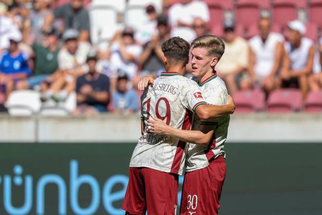 Torjubel von Robin Fellhauer 19 (FC Augsburg), Anton Kade 30 (FC Augsburg) zum Ausgleich 2:2, FC Augsburg vs. US Sassuolo Calcio, Fussball, 1. Bundesliga, Testspiel, Saison 2026 27, 08.08.2026 Augsburg Bayern Deutschland
