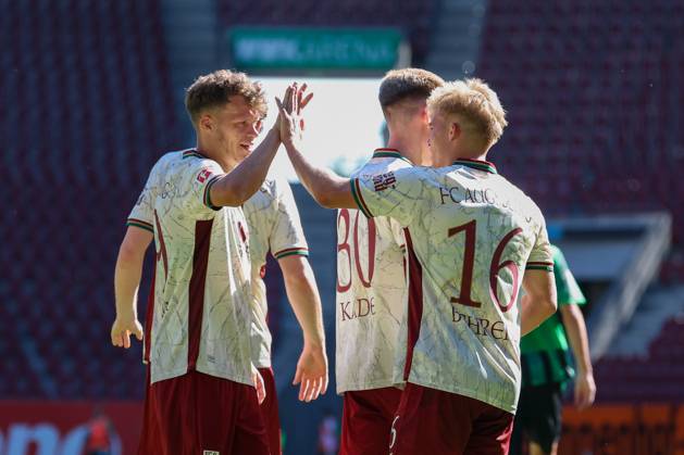 Torjubel von Robin Fellhauer 19 (FC Augsburg), Hennes Behrens 16 FC Augsbburg)zum 3:2, FC Augsburg vs. US Sassuolo Calcio, Fussball, 1. Bundesliga, Testspiel, Saison 2026 27, 08.08.2026 Augsburg Bayern Deutschland