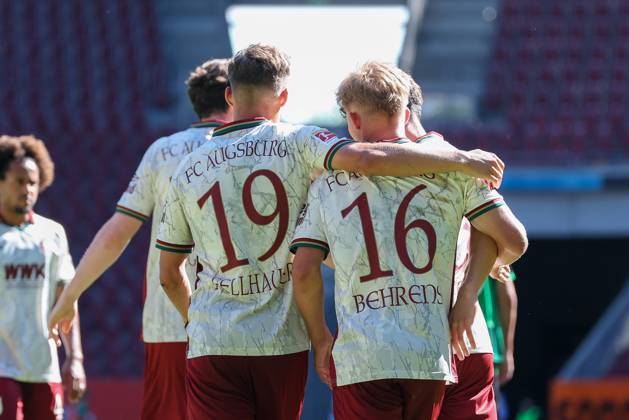 Torjubel von Robin Fellhauer 19 (FC Augsburg), Hennes Behrens 16 FC Augsbburg)zum 3:2, FC Augsburg vs. US Sassuolo Calcio, Fussball, 1. Bundesliga, Testspiel, Saison 2026 27, 08.08.2026 Augsburg Bayern Deutschland