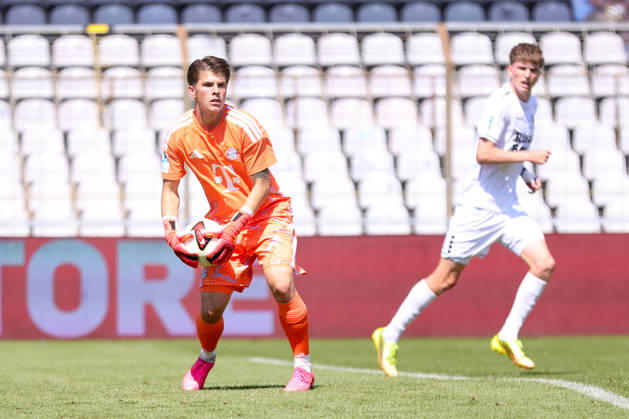 08.08.2026, Herren, Fussball, Saison 2026 2027, Regionalliga Bayern, 3. Spieltag: FC Bayern München II - FC Schweinfurt 05 Torwart Jannis Bärtl (FC Bayern München II, 01) mit Ball, Einzelbild München Städtisches Stadion an der Grü Bayern Deutschland