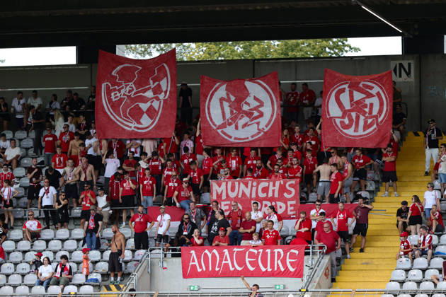 08.08.2026, Herren, Fussball, Saison 2026 2027, Regionalliga Bayern, 3. Spieltag: FC Bayern München II - FC Schweinfurt 05 Fans des FC Bayern München II zeigen Banner mit Protest gegen den BFV und gegen den DFB München Städtisches Stadion an der Grü Bayern Deutschland