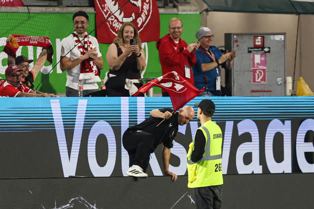 Trainer Torsten Lieberknecht (1. FC Kaiserslautern) mit einer Fahne vom 1. FC Kaiserslautern nach Spielende - 2. Fußball Bundesliga Saison 2026-2027 VfL Wolfsburg vs 1. FC Kaiserslautern in der Volkswagen Arena in Wolfsburg - Fußball,Mann,Männer,Deutschland,08.08.2026