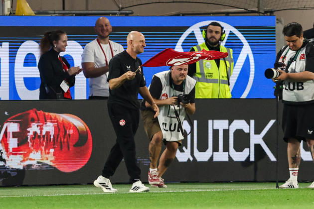 Trainer Torsten Lieberknecht (1. FC Kaiserslautern) mit einer Fahne vom 1. FC Kaiserslautern nach Spielende - 2. Fußball Bundesliga Saison 2026-2027 VfL Wolfsburg vs 1. FC Kaiserslautern in der Volkswagen Arena in Wolfsburg - Fußball,Mann,Männer,Deutschland,08.08.2026