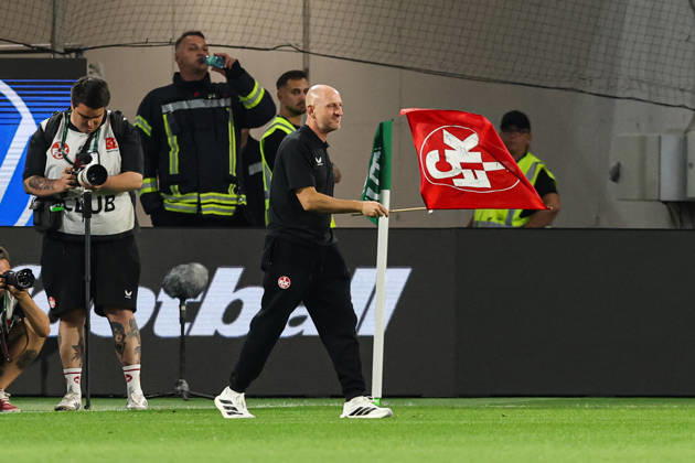 Trainer Torsten Lieberknecht (1. FC Kaiserslautern) mit einer Fahne vom 1. FC Kaiserslautern nach Spielende - 2. Fußball Bundesliga Saison 2026-2027 VfL Wolfsburg vs 1. FC Kaiserslautern in der Volkswagen Arena in Wolfsburg - Fußball,Mann,Männer,Deutschland,08.08.2026