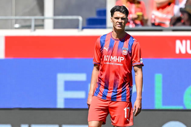 Mathias Honsak (1. FC Heidenheim 1846) Schaut waehrend des spiels der 2. Bundesliga zwischen 1. FC Heidenheim und VfL Osnabrueck, Voith-Arena am 08. August 2026 in Heidenheim an der Brenz, Deutschland. (Foto von Harry Langer DeFodi Images) +++ Mathias Honsak (1. FC Heidenheim 1846) Looks on during the 2nd Bundesliga match between 1. FC Heidenheim and VfL Osnabrueck at Voith-Arena on August 8, 2026 in Heidenheim an der Brenz, Germany. (Photo by Harry Langer DeFodi Images) DFB DFL REGULATIONS PROHIBIT ANY USE OF PHOTOGRAPHS AS IMAGE SEQUENCES AND OR QUASI-VIDEO. (Photo by Harry Langer DeFodi Images) DFB DFL REGULATIONS PROHIBIT ANY USE OF PHOTOGRAPHS AS IMAGE SEQUENCES AND OR QUASI-VIDEO. -