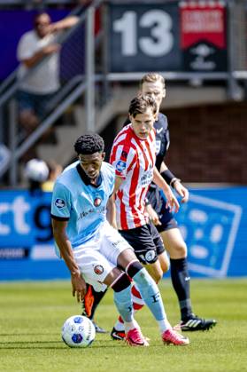 ROTTERDAM - SC Feyenoord Rotterdam forward Gaoussou Diarra, Sparta Rotterdam forward Nokkvi Thorisson during the Vriendenloterij Eredivisie match between Sparta and Feyenoord at Stadion Het Kasteel on August 9, 2026 in Rotterdam, Netherlands. (Photo by DeFodi Images) -