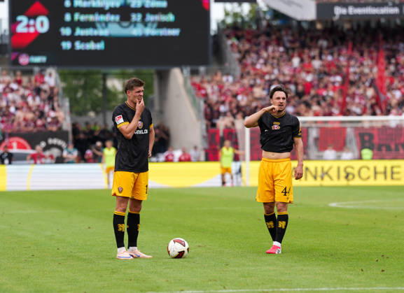 Alexander Rossipal (SG Dynamo Dresden, 19) und Simon Straudi (SG Dynamo Dresden, 44) GER, 1. FC Nürnberg vs SG Dynamo Dresden, 2. Bundesliga, 1. Spieltag, Saison 2026-27, Max-Morlock-Stadion, Nürnberg, 09.08.2026 DFL REGULATIONS PROHIBIT ANY USE OF PHOTOGRAPHS AS IMAGE SEQUENCES AND OR QUASI-VIDEO Foto: HMB Media Scott W. Coleman Nürnberg Max-Morlock-Stadion Bayern GER Copyright: xScottxW.xColemanx