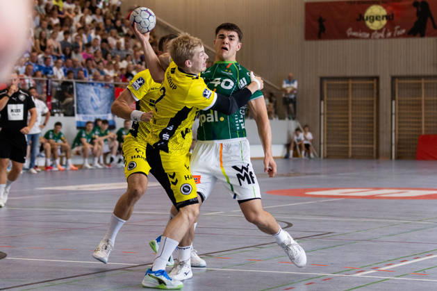 Elias NEWEL (FRISCH AUF! Goeppingen, 40) im Zweikampf gegen Torben MATZKEN (TVB Stuttgart, 22) GER, FRISCH AUF! Goeppingen vs. TVB Stuttgart, Handball, Vorbereitung, Turnier, S-Cup Altensteig, Finale, Spielzeit 2026 2027, 09.08.2026, GER, FRISCH AUF! Goeppingen vs. TVB Stuttgart, Handball, Vorbereitung, Turnier, S-Cup Altensteig, Finale, Spielzeit 2026 2027, 09.08.2026, Altensteig Copyright: xEibnerxPressefoto OliverxSchmidtx EP_OST