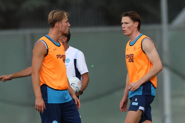 SSC Napoli Training Session Rasmus Hojlund of Napoli, Scott McTominay of Napoli, and coach Massimiliano Allegri during a training session at the preseason camp of SSC Napoli at Stadio Patini in Castel di Sangro, Italy, on August 11, 2025. Castel di Sangro Abruzzo Italy  Copyright: xCiroxDexLucax originalFilename:deluca-sscnapol260811_npjuW
