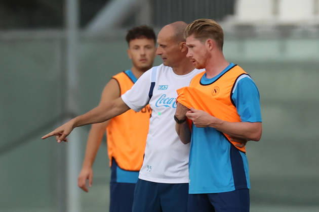 SSC Napoli Training Session Massimiliano Allegri, coach of Napoli, and Kevin De Bruyne of Napoli during a training session on the first day of the preseason camp of SSC Napoli at Stadio Patini in Castel di Sangro, Italy, on August 11, 2025. Castel di Sangro Abruzzo Italy Copyright: xCiroxDexLucax originalFilename:deluca-sscnapol260811_npOGS