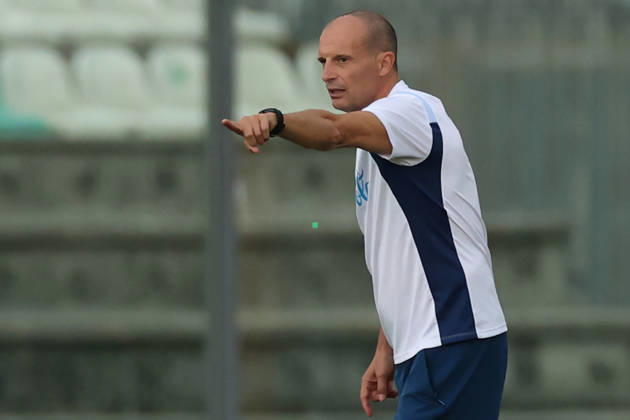 SSC Napoli Training Session Massimiliano Allegri, coach of Napoli, during a training session on the first day of the preseason camp of SSC Napoli at Stadio Patini in Castel di Sangro, Italy, on August 11, 2025. Castel di Sangro Abruzzo Italy Copyright: xCiroxDexLucax originalFilename:deluca-sscnapol260811_npvxY