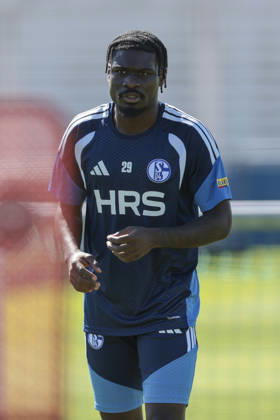 12.08.2026, Fussball, Training des FC Schalke 04. Junior Dina Ebimbe (FC Schalke 04). Gelsenkirchen Trainingsgelände FC Schalke 04 NRW Deutschland xRHR-FOTO YYx Copyright: RHR-FOTOx RHR-FOTO YY
